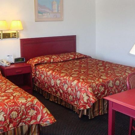 Golden Wheat Budget Host Inn Джънкшън Сити Екстериор снимка