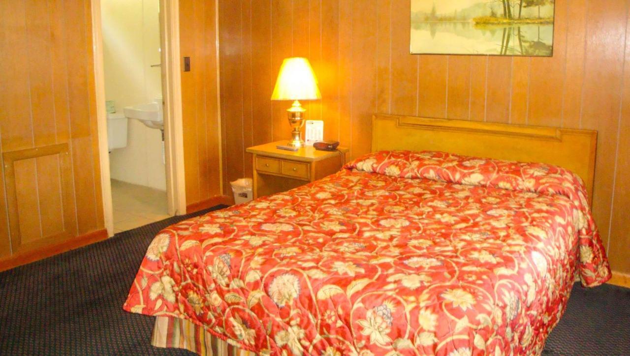Golden Wheat Budget Host Inn Джънкшън Сити Екстериор снимка